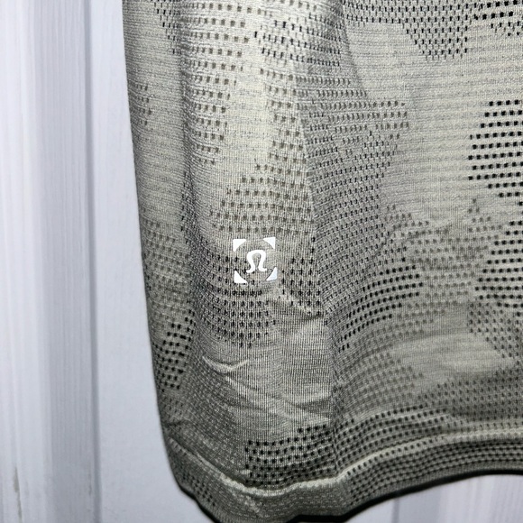 Lulu lemon camo tee XXL - Picture 4 of 4